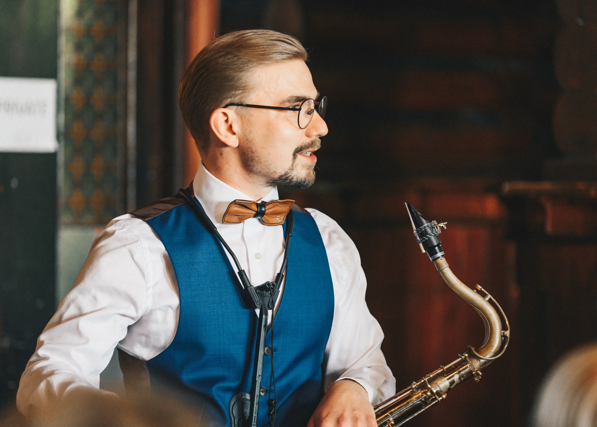 Saksofonisti Jesse Mast esiintymässä häissä Espoossa